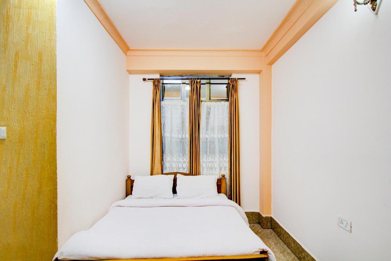 Capital O 79144 Coniferous Resort 체라푼지 외부 사진